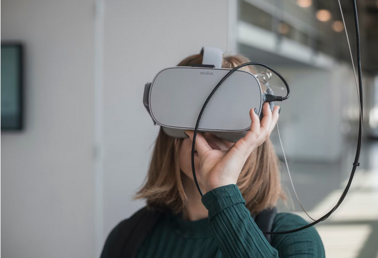 Virtual Reality (VR) and Augmented Reality (AR)